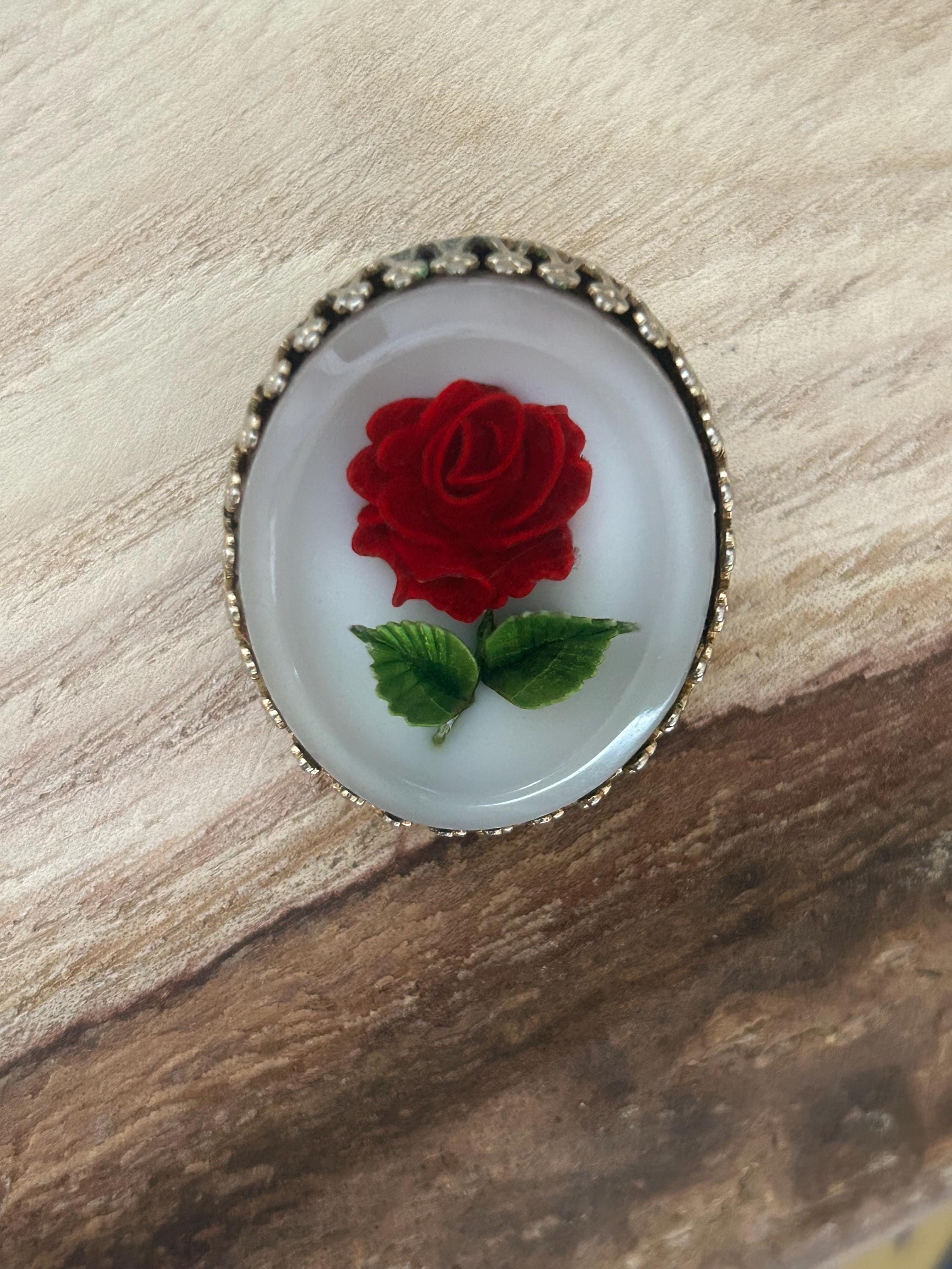 1940年代のヴィンテージ、コロリバース彫刻ローズルーサイトブローチ