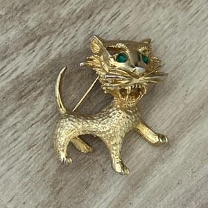 Vintage Gold Tone Lioness Brooch with Emerald Green Rhinestones