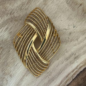 Vintage Classic signed Monet Diamond Shape Woven Gold Tone Metal Brooch Pin