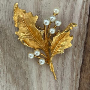 Vintage goudkleurige blad- en nepparelspray broche reversspeld