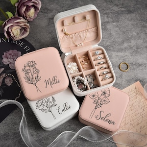 Portagioie personalizzato con fiori di nascita incisi, piccolo organizer per orecchini quadrati, portagioie da viaggio personalizzato, regalo di compleanno, scatola regalo per damigelle d'onore