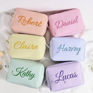 Personalisierte bestickte Seersucker Make-up Tasche, Brautjungfer Geschenk Brautparty Geschenke, Geschenk für sie, benutzerdefinierte Kulturtasche, Kosmetiktasche