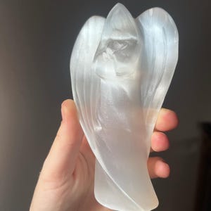 Selenite Satin Spar Engel Schnitzerei - 330g | 13,4 cm Groß | Pures Licht & Schutz
