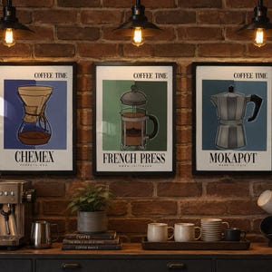 Pode incluir: Três quadros decorativos de parede com ilustrações de equipamentos para preparar café. O quadro da esquerda mostra uma Chemex, o central uma prensa francesa e o da direita uma cafeteira Moka. Cada quadro inclui o texto COFFEE TIME.