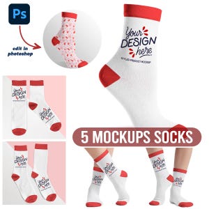 Puede incluir: Cinco maquetas de calcetines blancos con ribetes rojos. Los calcetines tienen el texto "Your Design Here" impreso en ellos. Los calcetines se muestran en diferentes posiciones, incluyendo en un pie, en una mesa y en un par de piernas.