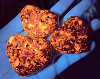 Piedra de corazón de yooperlita, piedra preciosa de llama reactiva a los rayos UV, cristal pulido, cristal luminoso.
