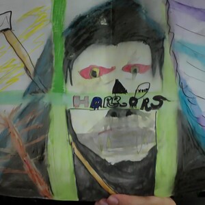 Puede incluir: Un dibujo colorido que presenta una cara con forma de calavera con ojos rojos y la palabra "HARBORS". La obra de arte incluye una guadaña, figuras y una rama de árbol, con acentos verdes y amarillos.