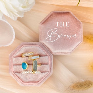 Driehoekige monogram fluwelen ringdoos, gepersonaliseerde 3 slots, aangepaste trouwringdoos voor vrijgezellenfeest, verlovingsringdoos
