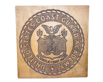 Hand-punziertes US Coast Gare Akademie Emblem Plakette aus Leder (30,5 x 30 cm)