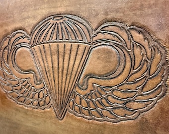 Handpunziertes US Fallschirmspringerabzeichen aus Leder (30,5 x 30 cm)