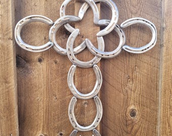 Cruz de herradura reciclada con detalle de estrella