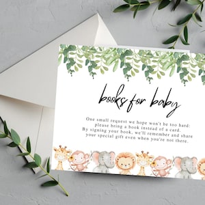 Op de afbeelding: Een uitnodigingskaart voor een babyshower met de tekst "books for baby". De kaart heeft een rand van groene bladeren en illustraties van safari-dieren. De tekst vraagt om een boek in plaats van een kaart.