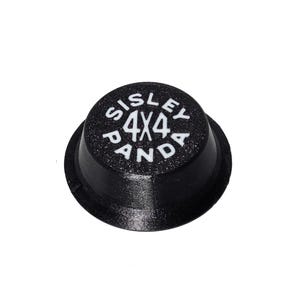 Op de afbeelding: Een zwarte ronde wieldoppen met de tekst "Sisley 4x4 Panda" in witte letters.
