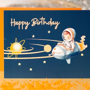 Carte postale de joyeux anniversaire pour les petits garçons ! Une aventure spatiale magique avec un astronaute, du soleil et des étoiles | Papier premium et enveloppe inclus