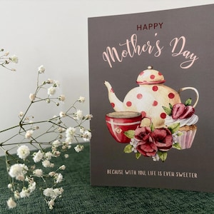 Belle carte de fête des mères, remplie d'amour et de la chaleur du thé ! La façon idéale de célébrer maman avec un design unique et respectueux de l'environnement.