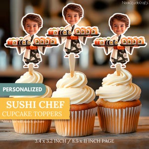 以下が含まれることがあります： 子供の顔写真入り、パーソナライズされた寿司シェフのカップケーキトッパー。トッパーは3.4インチ×3.2インチで、8.5インチ×11インチの紙に印刷されています。トッパーは、寿司シェフの格好をした子供が寿司の皿を持っている様子を表しています。