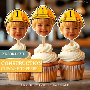 Può includere: Tre cupcake con glassa bianca, ognuno sormontato da una faccia di operaio edile con un casco giallo con il numero 1. I cupcake sono etichettati "PERSONALIZED CONSTRUCTION CUPCAKE TOPPERS". I topper misurano 6,35 cm x 7,11 cm.