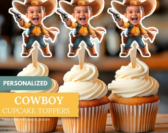 Puede incluir: Tres cupcakes cubiertos con adornos con temática de vaquero. Cada adorno presenta una imagen de dibujos animados de un niño vestido de vaquero, sosteniendo una pistola. Los cupcakes tienen glaseado blanco. El texto en la imagen dice "PERSONALIZED COWBOY CUPCAKE TOPPERS".