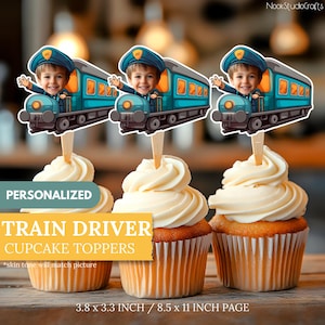 Op de afbeelding: Drie gepersonaliseerde cupcake-toppers met treinbestuurders. Elke topper toont een cartoon-treinbestuurder met een blauwe trein. De toppers zijn 3,8 inch bij 3,3 inch en worden afgedrukt op 8,5 inch bij 11 inch papier.