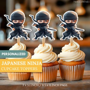 Puede incluir: Tres toppers de cupcake personalizados de ninja japonés, cada uno con un ninja negro con una máscara facial blanca. Los toppers miden 7,6 x 7,9 cm y están impresos en papel de 21,6 x 27,9 cm.