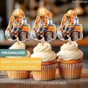 Puede incluir: Tres adornos de cupcake personalizados con un niño con un sombrero de construcción amarillo y un vehículo de construcción amarillo. Los adornos miden 7,6 cm por 6,1 cm y están impresos en papel de 21,6 cm por 27,9 cm.