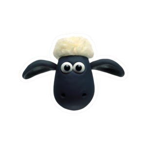 Può includere: Un adesivo con il personaggio animato Shaun the Sheep. La pecora ha la faccia e le orecchie blu scuro, grandi occhi bianchi e un ciuffo di lana soffice color crema sulla testa. L'adesivo è tagliato attorno al contorno del personaggio.