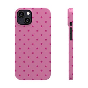 Op de afbeelding: Een roze telefoonhoesje met een herhaald patroon van kleine, donkerroze sterren. De hoes wordt van voren en van de zijkant getoond, waarbij het ontwerp en de camera en knoppen van de telefoon worden benadrukt.
