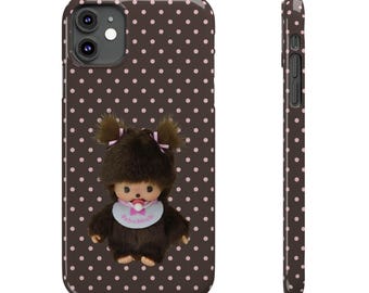 Braun Kawaii Monchhichi Puppe Plüsch Polka Dots Slim iPhone Hülle | Schlanke Handyhülle, Braun gepunktet