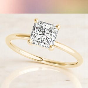 Anello di fidanzamento in oro giallo 10k con diamante taglio principessa CVD da 5,5 mm