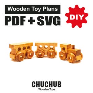 Puede incluir: Tres vagones de tren de juguete de madera con ruedas redondas se muestran sobre un fondo blanco. Los vagones están hechos de madera de color claro. La imagen incluye el texto "Wooden Toy Plans PDF + SVG" y "DIY". La marca "CHUCHUB Wooden Toys" también es visible.