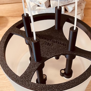May include: A black diffuser base with four white diffuser sticks. The base has the text "Deccreation 3D" printed on it.