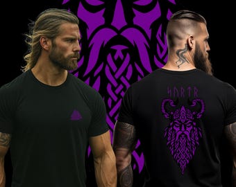 Pode incluir: Duas camisetas pretas com designs roxos com tema Viking. Uma camisa apresenta um pequeno triângulo no peito, a outra tem um grande gráfico Viking na parte de trás com a palavra "HARTR". O fundo é preto com um rosto Viking roxo.