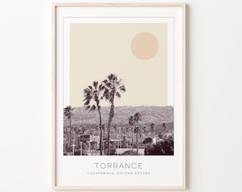 Pode incluir: Impressão emoldurada com uma paisagem em tons sépia de Torrance, Califórnia, com palmeiras e uma cordilheira sob um sol cor de pêssego. O texto "TORRANCE, CALIFORNIA, UNITED STATES" é exibido na parte inferior.
