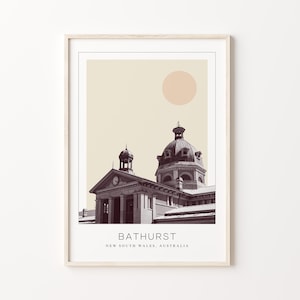 Pode incluir: Uma ilustração em preto e branco de um edifício com uma cúpula, sobre um fundo bege com um sol cor de pêssego. O texto "BATHURST NEW SOUTH WALES, AUSTRALIA" está abaixo do edifício.