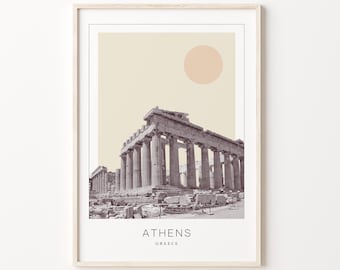 Könnte beinhalten: Ein Schwarzweißfoto des Parthenon in Athen, Griechenland. Das Bild ist vor einem hellgelben Hintergrund mit einem pfirsichfarbenen Kreis in der oberen rechten Ecke platziert. Der Text "ATHENS" und "GREECE" ist unter dem Bild gedruckt.