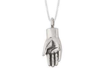 Op de afbeelding: Een zilveren ketting met een handhanger. De hand is open en wijst naar boven.