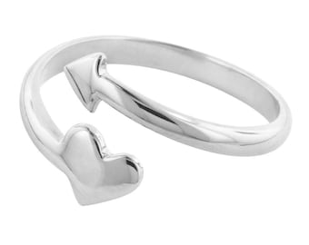 Op de afbeelding: Een zilveren ring met een pijl die naar rechts wijst en een hart aan de linkerkant.