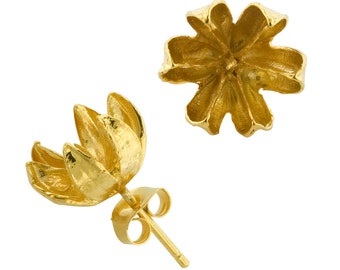 Op de afbeelding: Een paar gouden oorringen in de vorm van een bloem. De oorringen zijn gemaakt van glad, glanzend metaal en hebben een delicaat, vrouwelijk ontwerp.