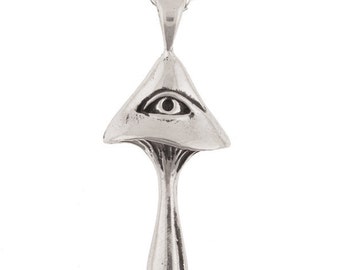 Op de afbeelding: Zilverkleurige paddenstoel hanger met een oog ontwerp. De hanger hangt aan een fijne zilveren ketting. De paddenstoelkap heeft een oog in het midden en de steel is lang en taps toelopend. De hanger is waarschijnlijk van metaal.