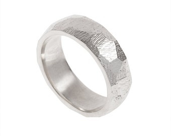 Facets Mens Wedding Band- Hecho a medida en su tamaño, material y dimensiones