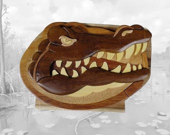 Caja de regalo de recuerdo de madera artesanal de Florida Caimán de Carver Dan. Una caja de rompecabezas con un compartimento secreto. BPL-0139-EC