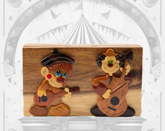 Carver Dan's - Clowning Around, una caja de regalo de recuerdo de madera hecha a mano. Una caja de rompecabezas con un compartimento secreto. BPL-0020