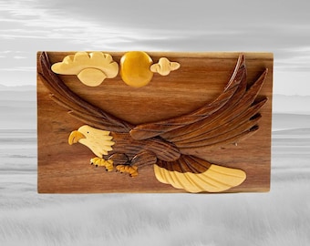 Carver Dan's - Águila Volando, una caja de regalo de recuerdo de madera artesanal. Una caja de rompecabezas con un compartimento secreto. BPL-0072