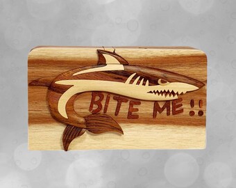 Carver Dan's - ¡Muérdeme!, una caja de regalo de recuerdo de madera hecha a mano. Una caja rompecabezas con un compartimento secreto. BPL-0013