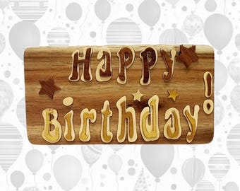 Carver Dan's - Feliz Cumpleaños, una caja de regalo de madera artesanal. Una caja de rompecabezas con un compartimento secreto. BPL-0098