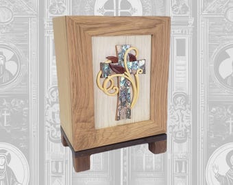 Urna Cruz y Vid, una urna artesanal de madera y concha de abulón de Carver Dan's Positive Urns.