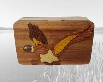 Carver Dan's - Pato, una caja de regalo de recuerdo de madera artesanal. Una caja de rompecabezas con un compartimento secreto. BPL-0141
