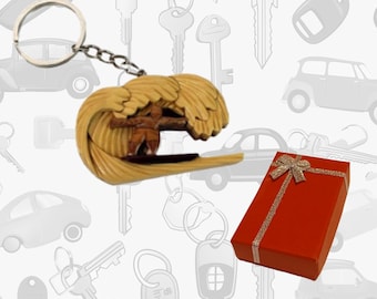 Surfer de Carver Dan, un llavero de madera hecho a mano con caja de regalo incluida.
