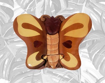 Carver Dan's - Jungle Butterfly, una caja de regalo de madera artesanal para recuerdos. Una caja rompecabezas con un compartimento secreto. RPL-0011
