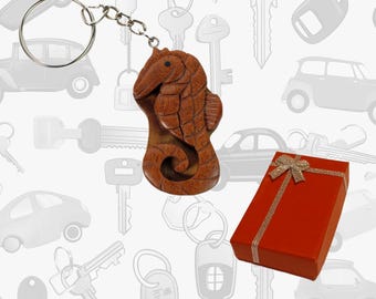 Caballito de mar de Carver Dan, un llavero de madera hecho a mano con caja de regalo incluida.